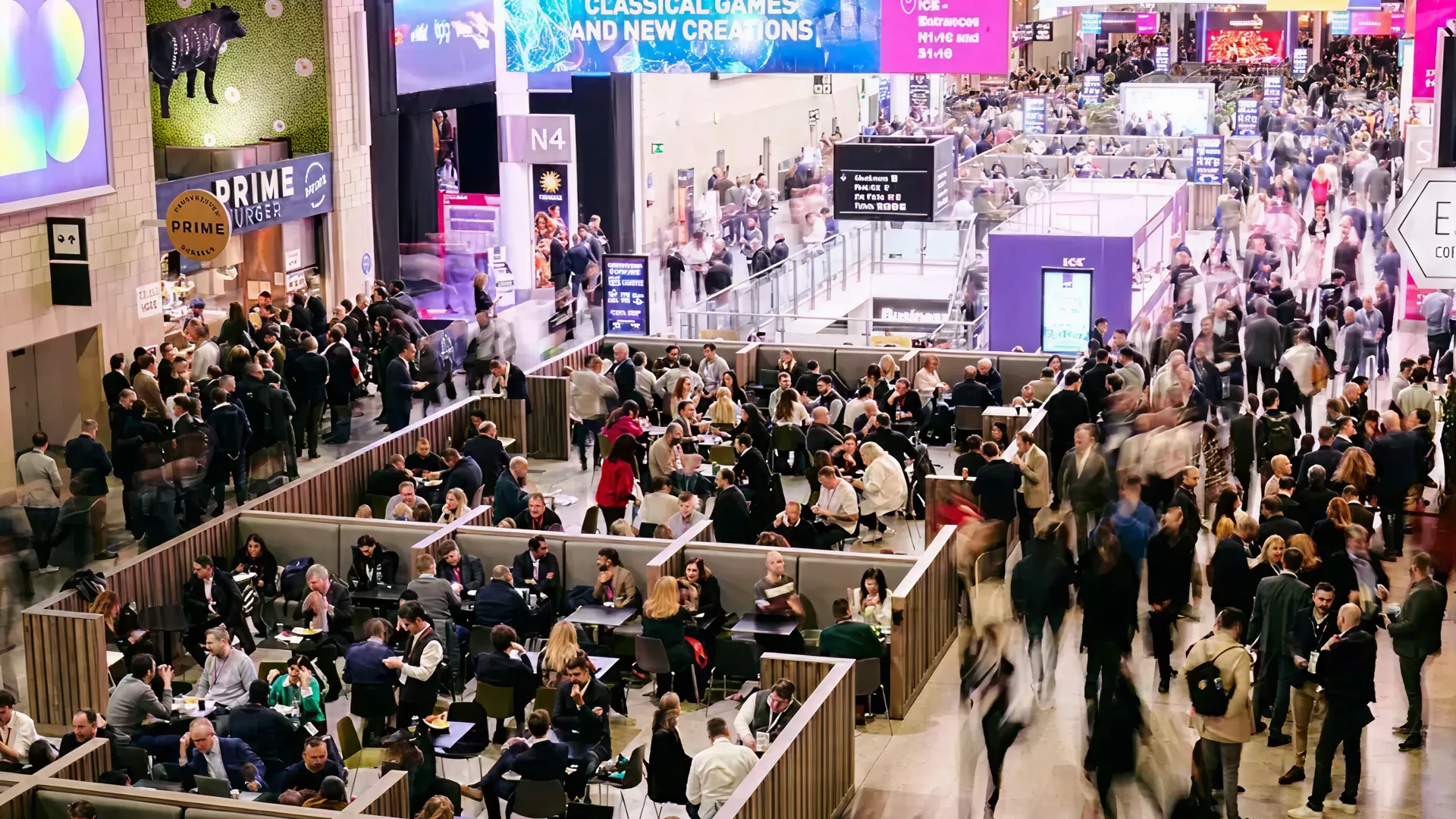 गेमचेक के पहले एक्सपो बूथ के पीछे