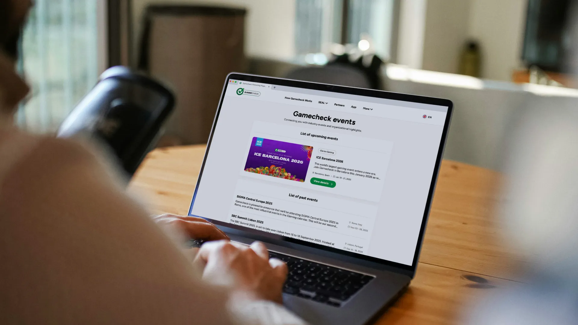 التطور إلى عارضين